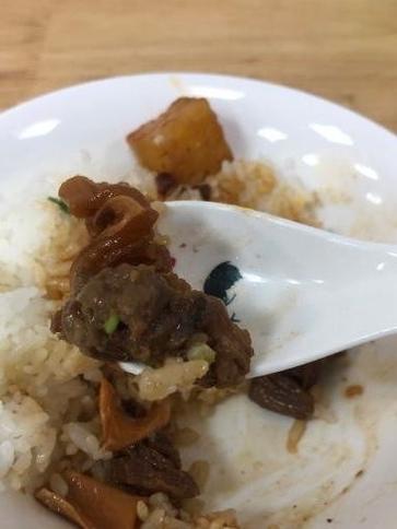 如何吃货小哥牛杂泡饭呢