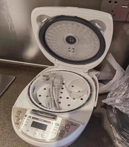 电饭煲盖卡住了拧不动