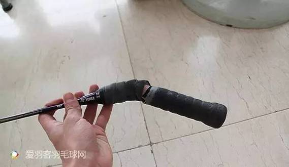 羽毛球拍打断了缩略图