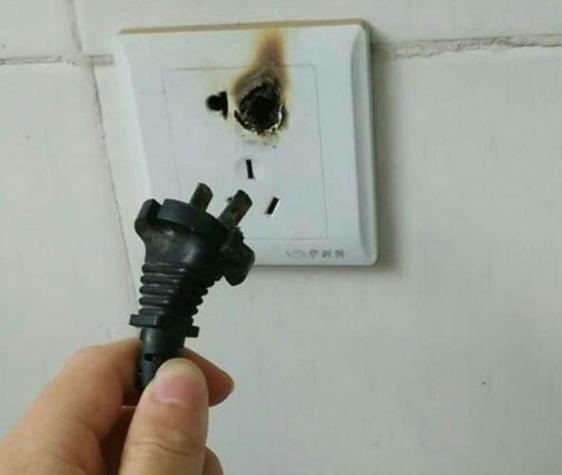 插座短路后家里没电了缩略图