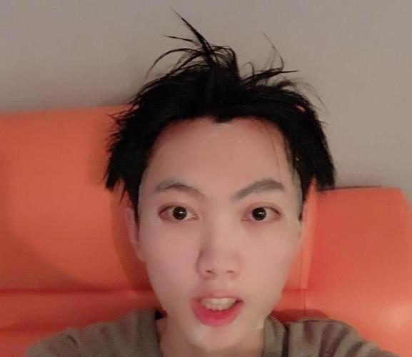 在昏暗的房间里孤独的女孩游戏图标