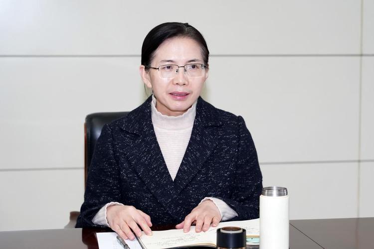 李百灵的任职经历游戏截图