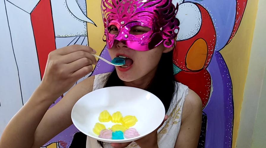 小姐姐吃果冻的视频缩略图