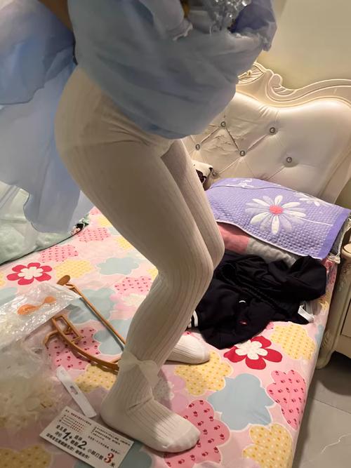 女生穿的白色袜子缩略图