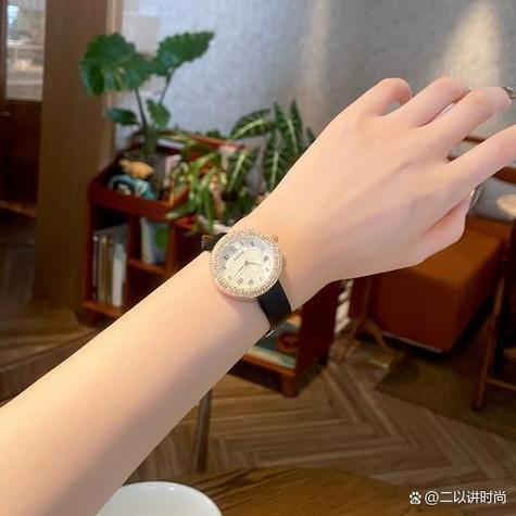 女士戴手表戴哪只手图标