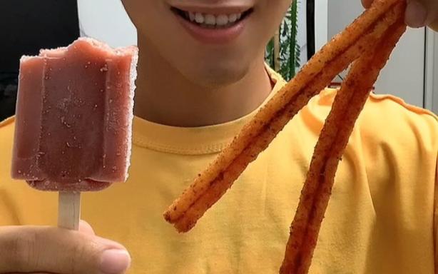 一边吃冰淇淋一边吃辣条会怎么样图标