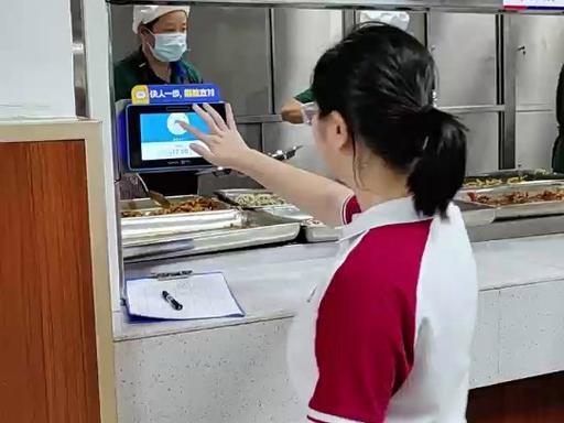 学校食堂门