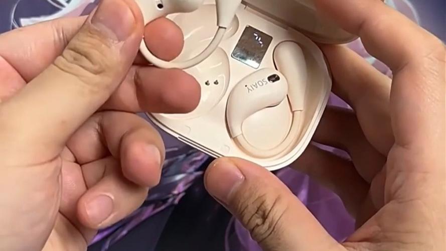 耳挂式蓝牙耳机佩戴视频缩略图