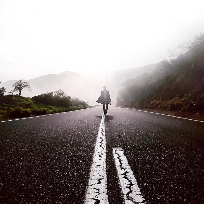 男人独行背影 公路