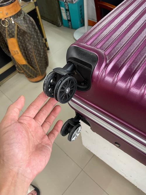 旅行箱万向轮怎么换轮子