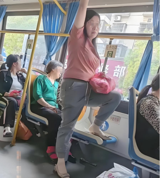 公交车贴着大妈