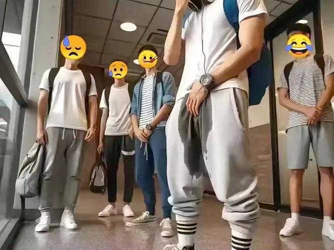 男生憋不住尿裤子缩略图