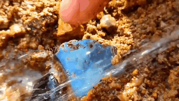 小河边挖水晶宝石