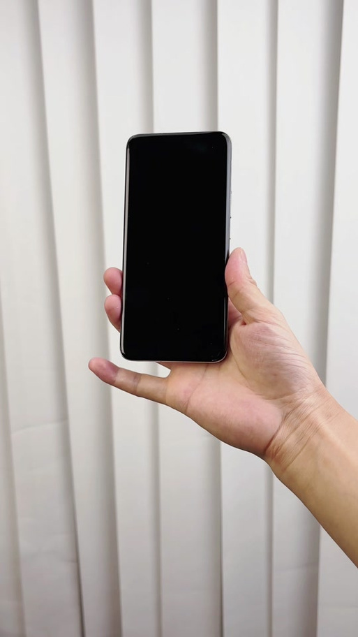 手机贴钢化膜缩略图