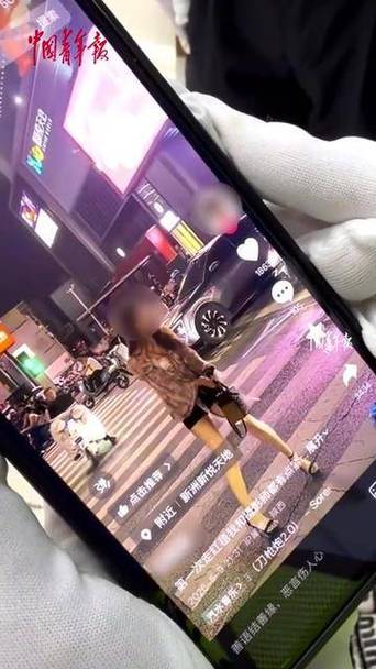 女子斑马线上跳舞博流量