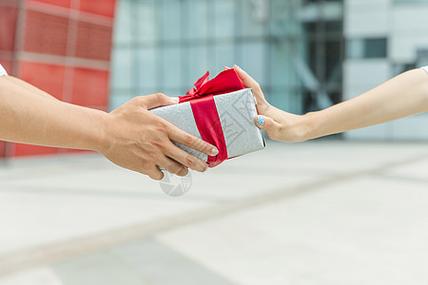 拒绝别人收礼物的巧妙方法缩略图