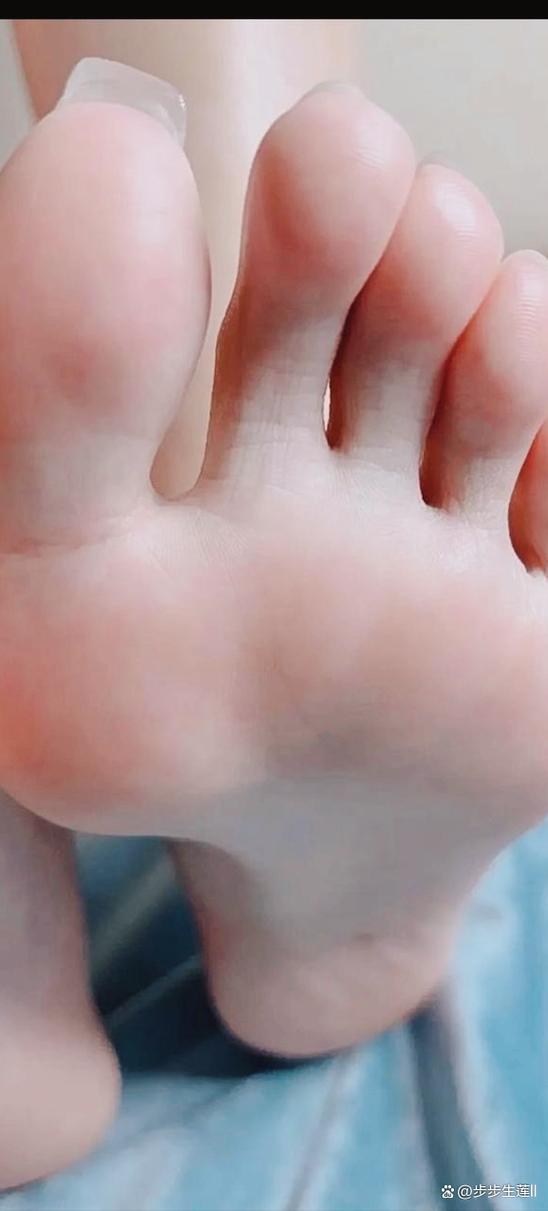 女孩漂亮的脚底缩略图