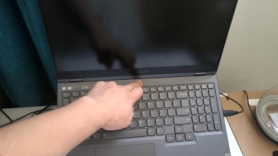 电脑开机到桌面就黑屏图标