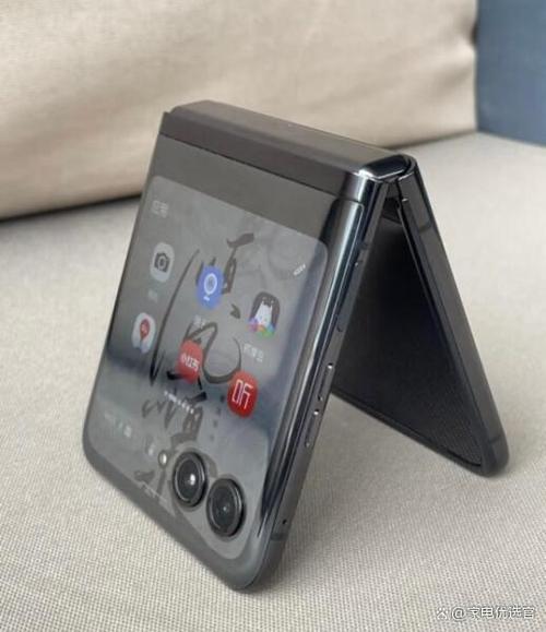 摩托罗拉razr2023缩略图