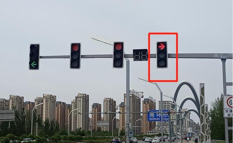 什么灯亮可以右转