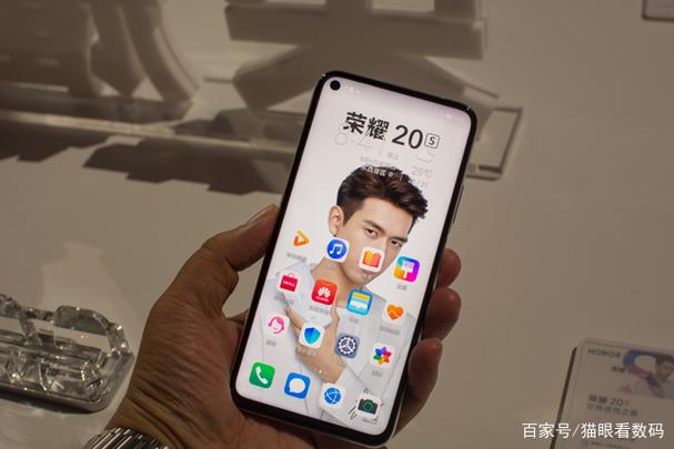 荣耀20S自带闪光灯吗