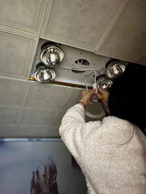 浴霸灯泡漏气还能用吗