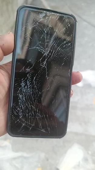 手机屏幕摔了黑了一小块缩略图