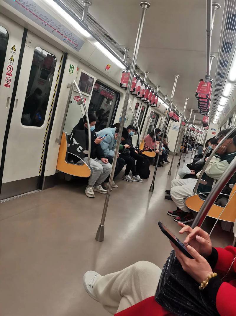 女人坐地铁发朋友圈