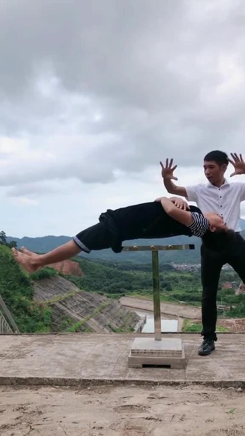 人体空中悬浮术揭秘缩略图