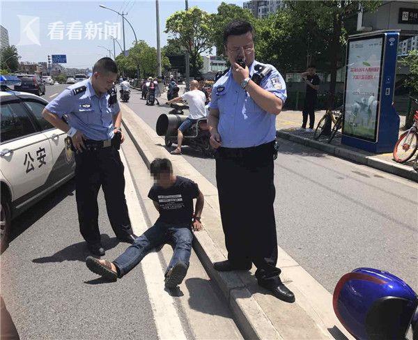 警察抓小偷的视频还有警察车缩略图