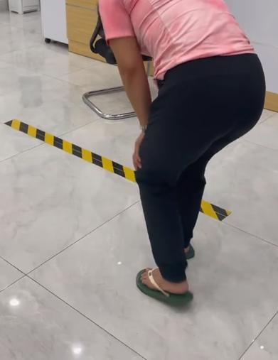 坐了低板凳起来后直不起腰