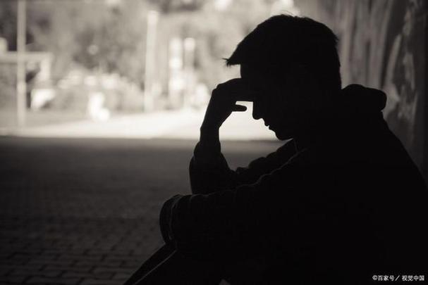 一个男人很累的图片缩略图