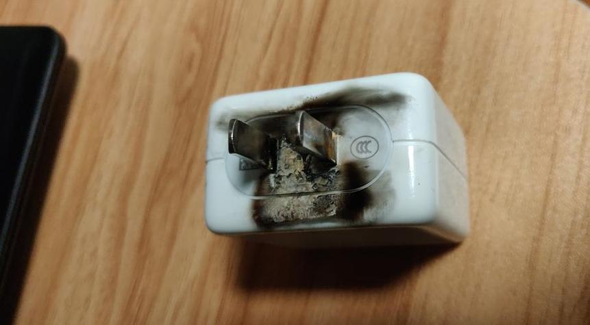 充电器充电头烧焦的图片缩略图