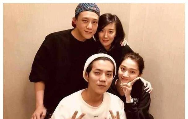 鹿晗全家福照片缩略图