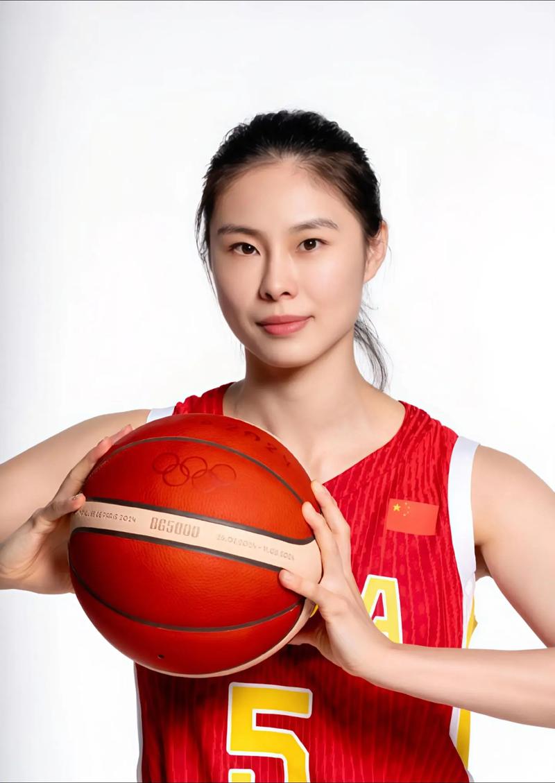 王思雨借背发球为何妙