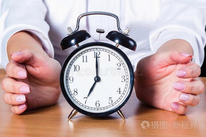 设置一个明天早上七点的闹钟缩略图