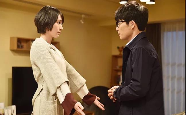 男人在抖音上私信别的女人