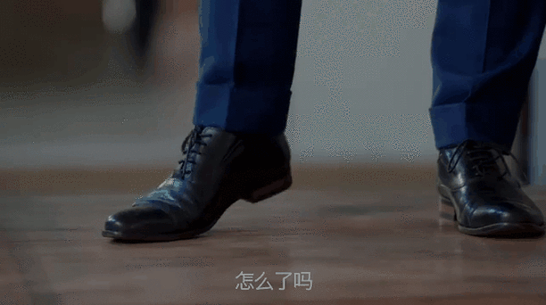 男人把鞋子脱了走路图标
