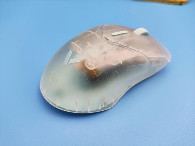 鼠标底部透明部件的安装方法