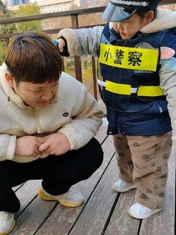 小孩版的警察抓小偷缩略图