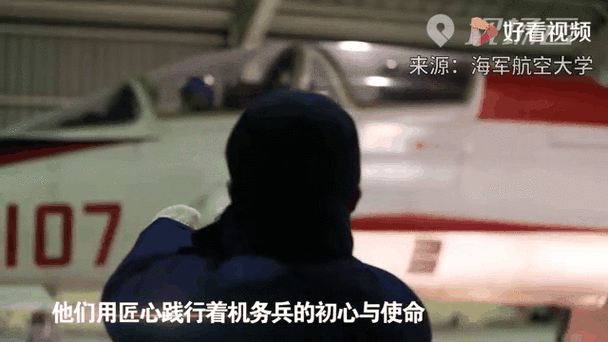 男人在背后默默守护你