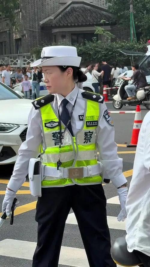 三级警监穿白衬衫吗