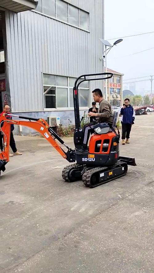 小型挖掘机缩略图