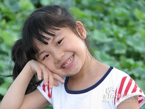 小学生亲吻照片视频素材缩略图