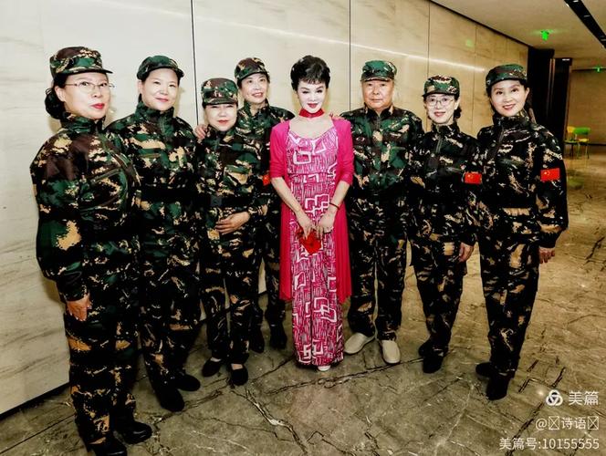 中国女兵的泳装照