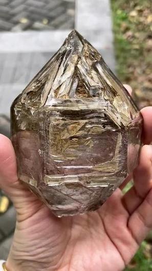 骷髅上镶钻石