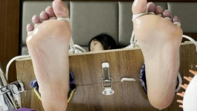挠美女脚板心搞笑视频缩略图