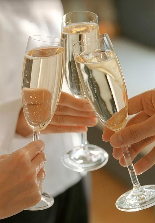 香槟酒的正确喝法缩略图