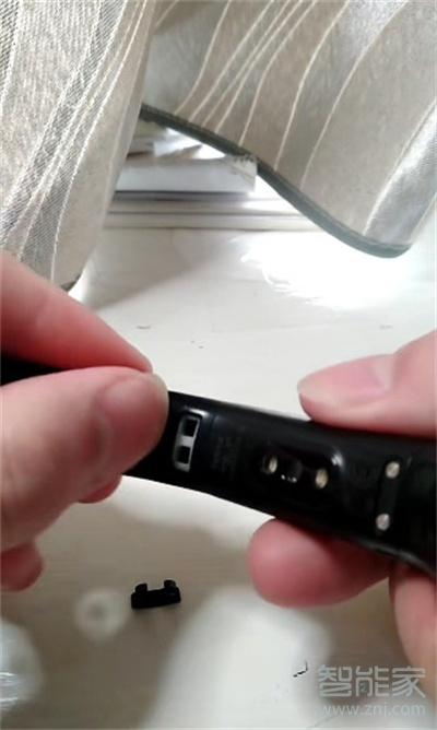 华为手环6如何拆卸表带缩略图
