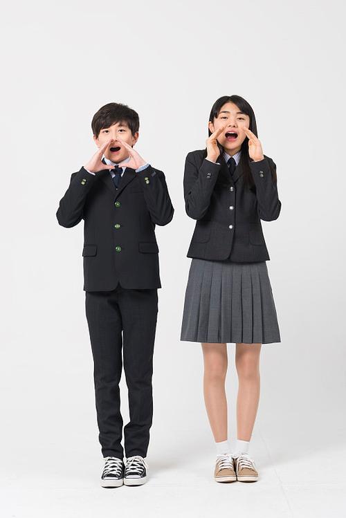 女生让男孩穿女生的夏季校服图标